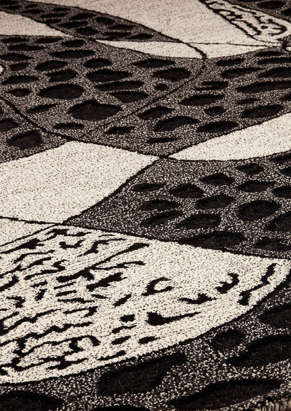 Hand-Tufted Abstract Riddle Nova Riddle Black/White Area Rug Carpet